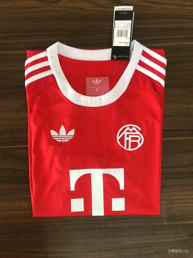 25/26The goalkeeper of Bayern Munich is redS-2XL